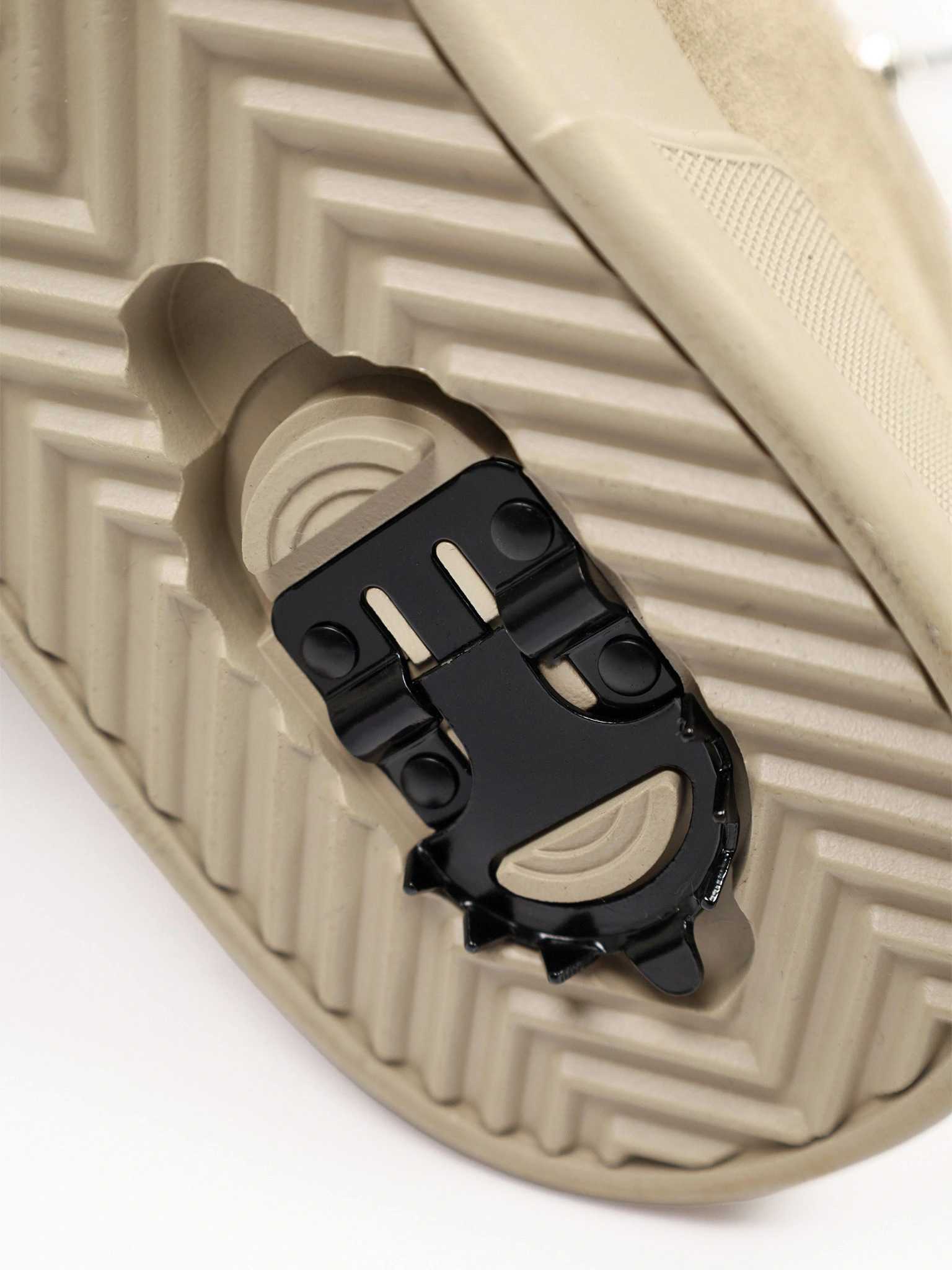 Дутики комбинированные бежевого цвета на средней платформе